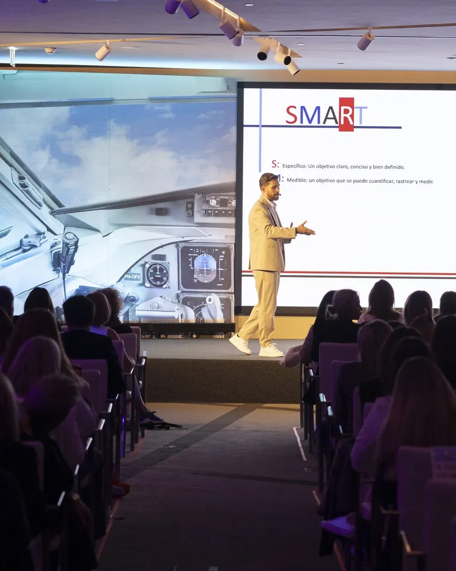 Daniel Santos Silva em palco numa formação de vendas para a Chanel Ibéria